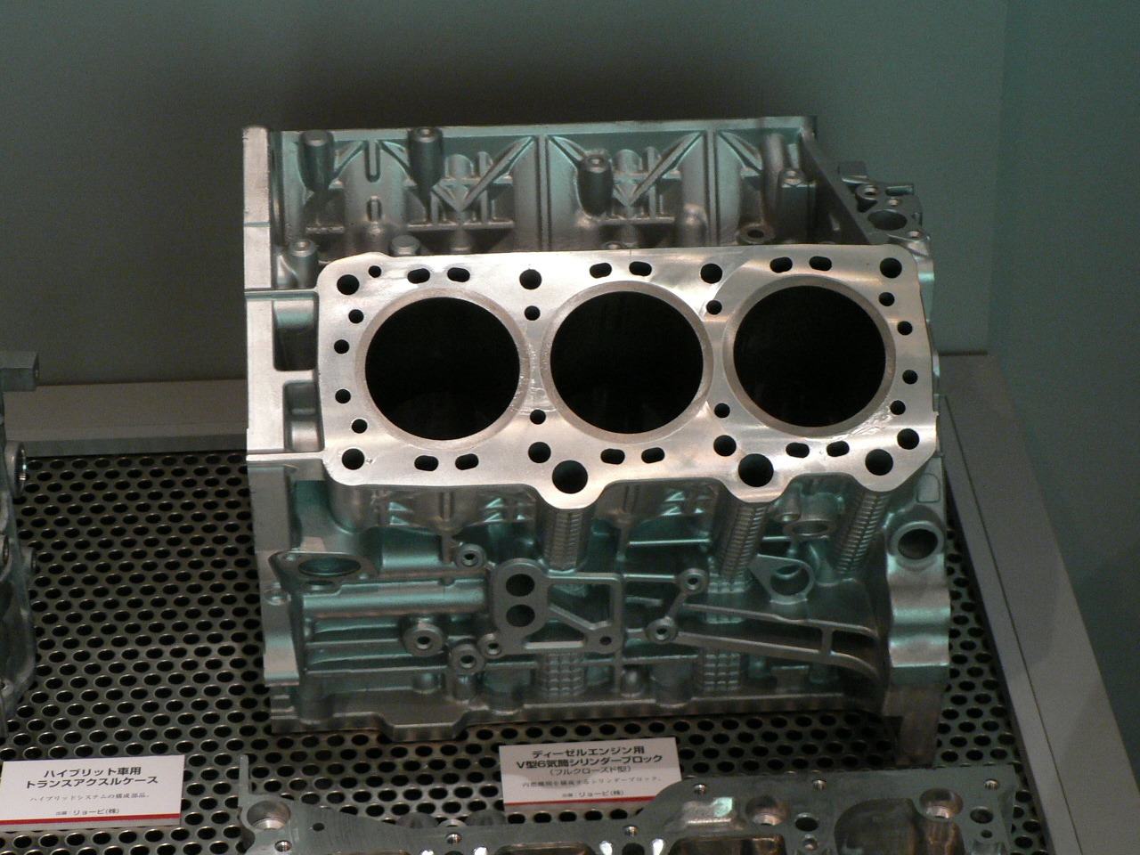 Bloc moteur V6 diesel déposé, prêt pour contrôle avant remontage