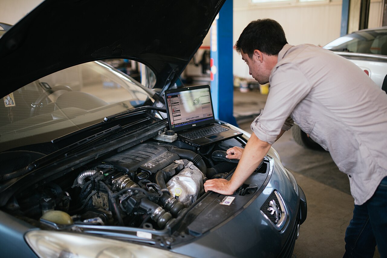 Diagnostic moteur à la valise dans un atelier automobile