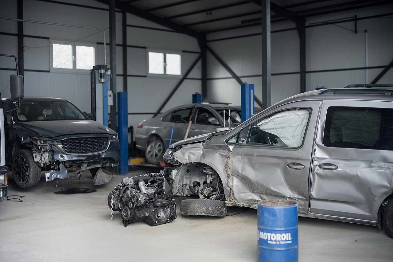 Véhicules démontés et moteur déposé dans un centre de recyclage automobile